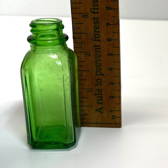 Vintage Green Glass Apothecary Bottle Small Medicine Vial Pharmacy Collectible - Picture 7 of 9